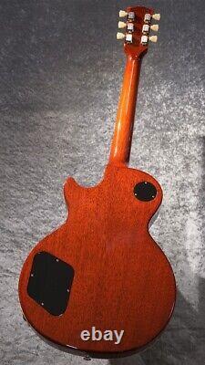 Gibson Les Paul Standard'50S Figured Top Heritage Cherry Sunburst Zs260 translates to 'Gibson Les Paul Standard'50S avec dessus en bois figuré, finition cerise éclatante patinée Zs260' in French.
