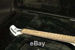 Guitare Électrique De Couleur Blanche, Située Dans Un Joint, Matériel Humbucker Pickup Stock Black