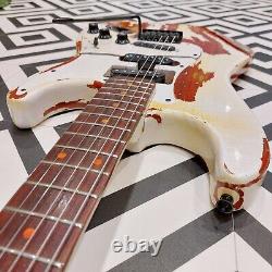 Guitare Électrique Relique, type S unique sur commande. Rouge Transparent avec Relique Blanche