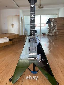 Guitare électrique Flying V à corps vert avec micros double bobinage 6 cordes et corps/ manche en acajou.