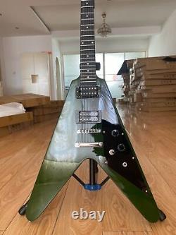 Guitare électrique Flying V à corps vert avec micros double bobinage 6 cordes et corps/ manche en acajou.