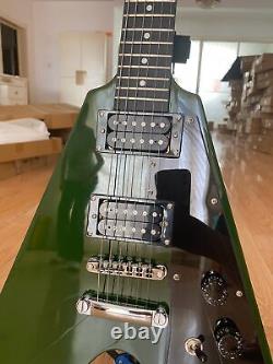 Guitare électrique Flying V à corps vert avec micros double bobinage 6 cordes et corps/ manche en acajou.