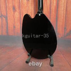 Guitare électrique noire à corps semi-creux avec incrustations de points, manche en palissandre et jonction encastrée