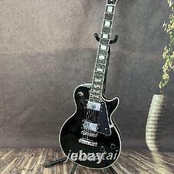 Guitare électrique noire sur mesure avec quincaillerie chromée 6 cordes Prise de vue réelle