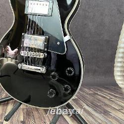 Guitare électrique noire sur mesure avec quincaillerie chromée 6 cordes Prise de vue réelle