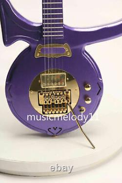 Guitare électrique signature Love Symbol couleur violet avec quincaillerie dorée, très demandée