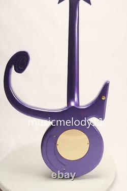Guitare électrique signature Love Symbol couleur violet avec quincaillerie dorée, très demandée