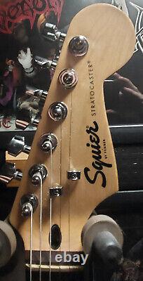 Stratocaster Squire par Fender avec étui Protoge, câble et nouvelles cordes