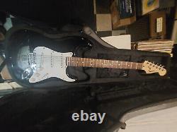 Stratocaster Squire par Fender avec étui Protoge, câble et nouvelles cordes
