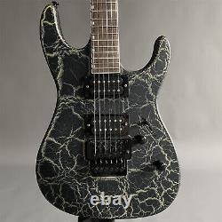 Style de guitare électrique Black Crack ST avec micros HH, chevalet Floyd Rose noir.