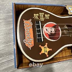 VTG 2010 Toy Story WOODY'S ROUNDUP 20 4 STRING GUITAR COLLECTOR'S EDITION MIB		<br/>
 
 <br/>  Traduction en français: Édition Collector de la guitare à 4 cordes VTG 2010 Toy Story WOODY'S ROUNDUP 20 MIB