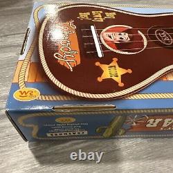 VTG 2010 Toy Story WOODY'S ROUNDUP 20 4 STRING GUITAR COLLECTOR'S EDITION MIB  <br/> 
 <br/>
 Traduction en français: Édition Collector de la guitare à 4 cordes VTG 2010 Toy Story WOODY'S ROUNDUP 20 MIB